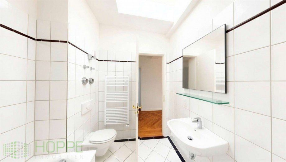 Badezimmer Perspektive 2 - (Sanit�robjekte KI generiert) Dachgeschosswohnung Berlin