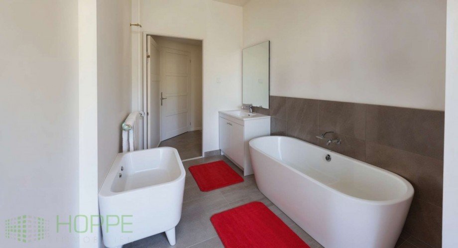 Wannenbad - Badezimmer, Modern - (KI generiert) Etagenwohnung Berlin