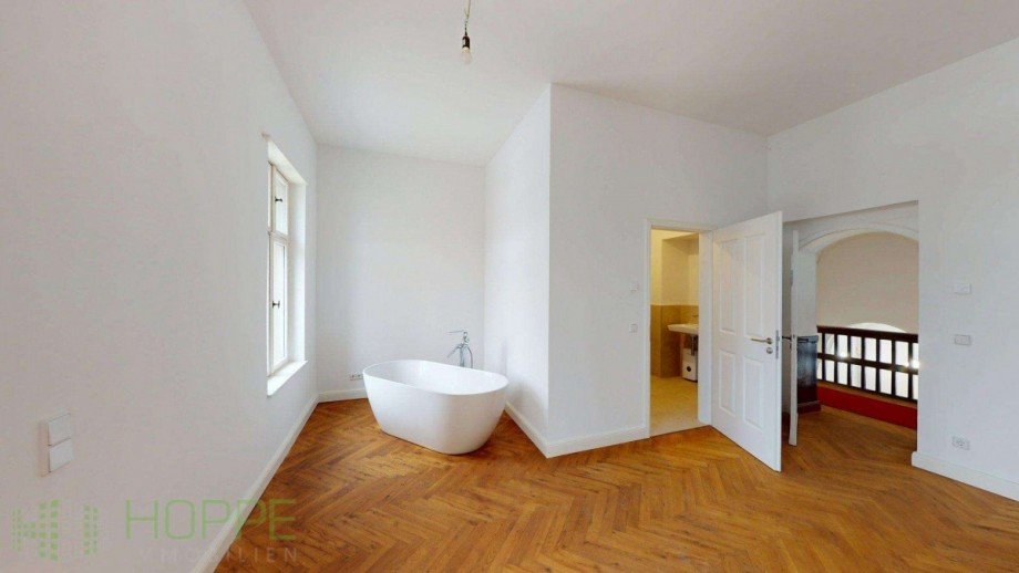 Schlafzimmer mit Badewanne Bild 2 Wohnung Ludwigsfelde