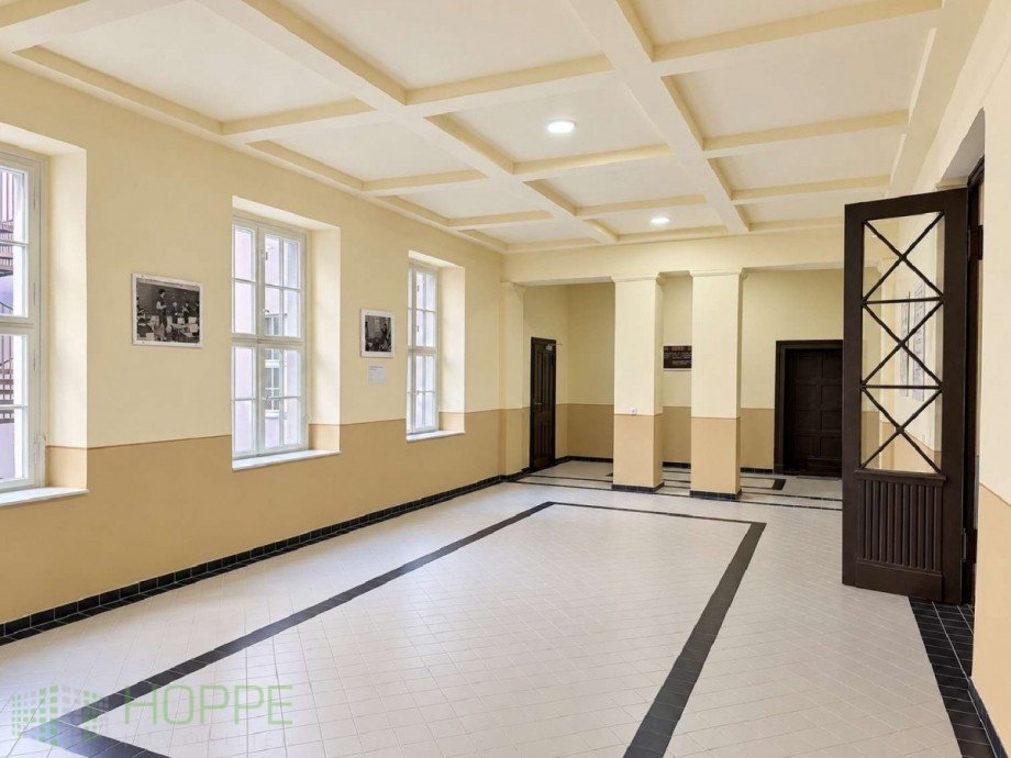 Repr�sentative Treppenhalle mit Kassettendecke Perspektive 1 Souterrainwohnung J�terbog