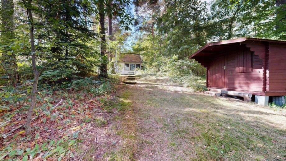 R�ckansicht Bungalow mit Schuppen Wohngrundst�ck Zossen
