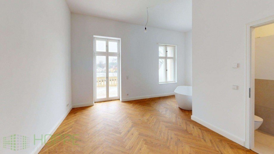 Schlafzimmer mit Badewanne Bild 1 Wohnung Ludwigsfelde