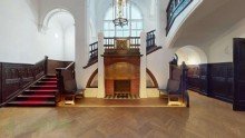 Eingangshalle mit Kamin Siethen- Herrschaftliches Wohnen im Schloss nahe Siethener See